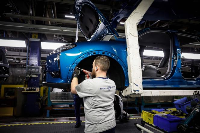 Stellantis va cesser de produire des voitures à Poissy, évoquant des « surcapacités industrielles »